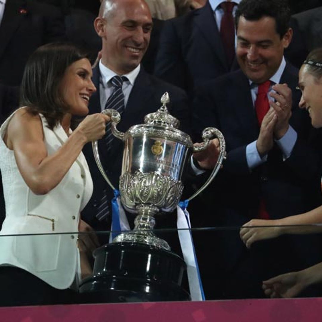 Doña Letizia hace historia y entrega la Copa de la Reina de fútbol femenino a la Real Sociedad
