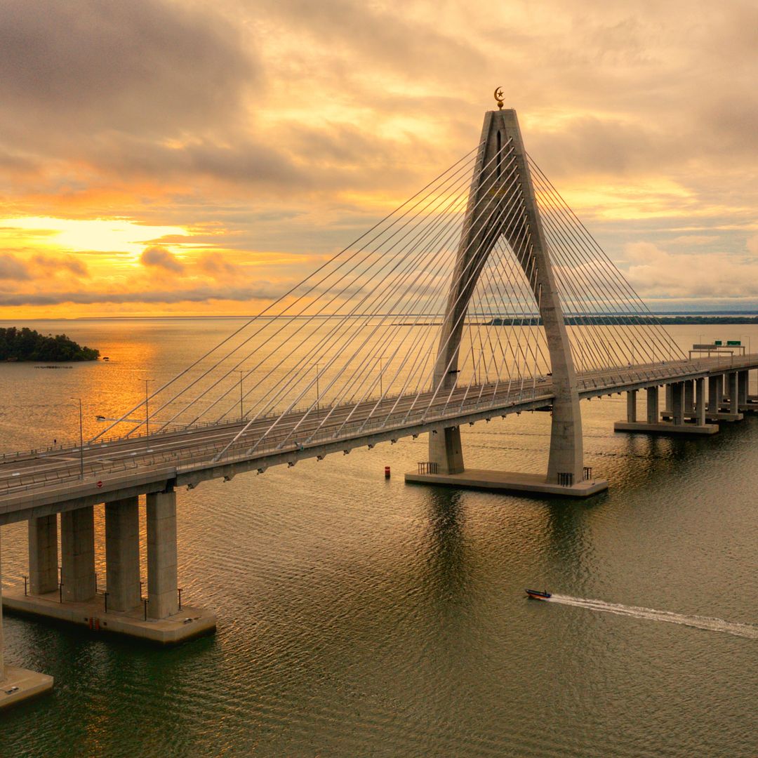 El puente más largo del Sudeste Asiático: el Sultan Haji Omar Ali Saifuddien Bridge, también conocido como Temburong Bridge, Brunei