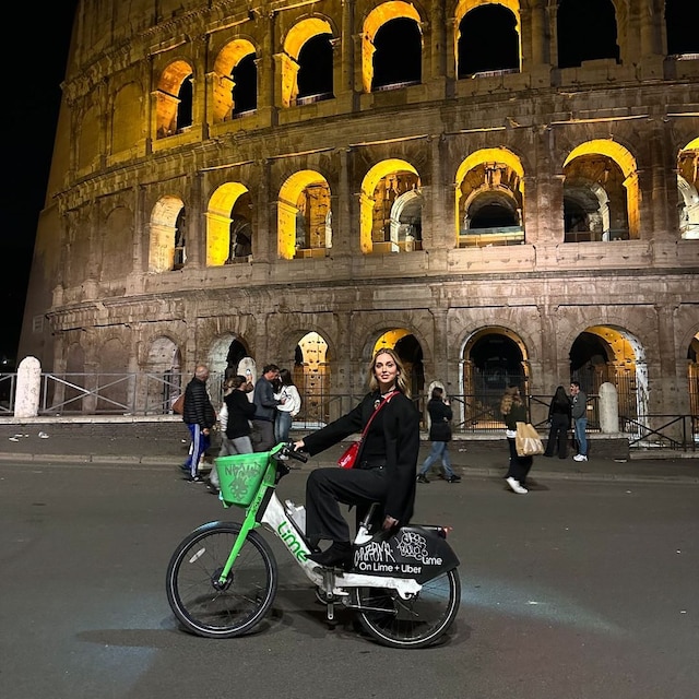 Plano entero de Chiara Ferragni en Roma montando en bicicleta