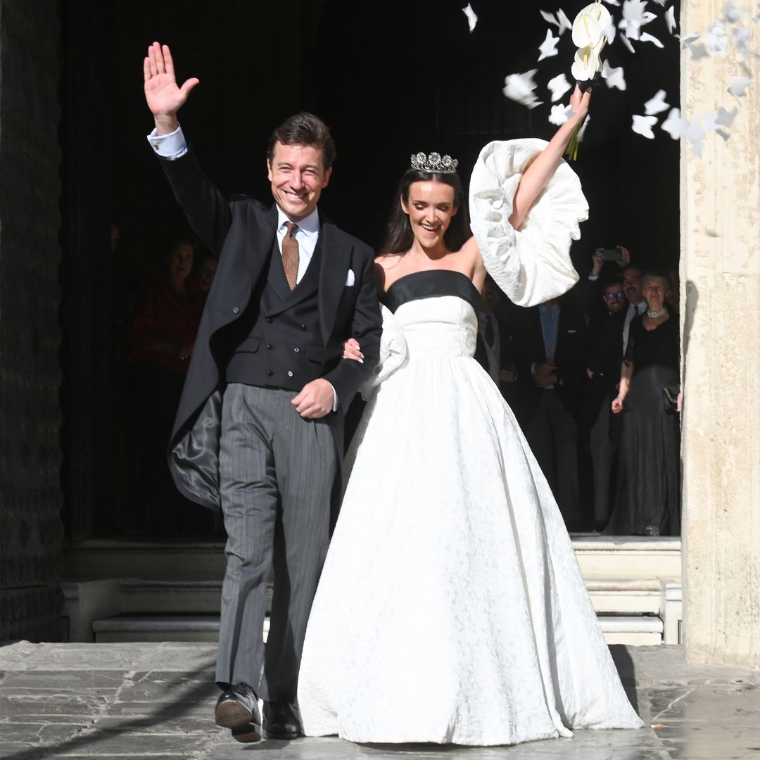 Gabriela Represa de la Lastra se casa en Sevilla con un vestido de mangas globo, lazo negro e impresionante tiara floral