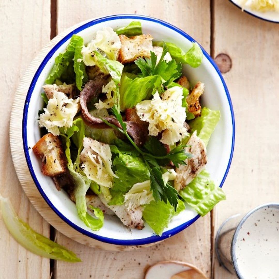 Ensalada César con rosetas de queso