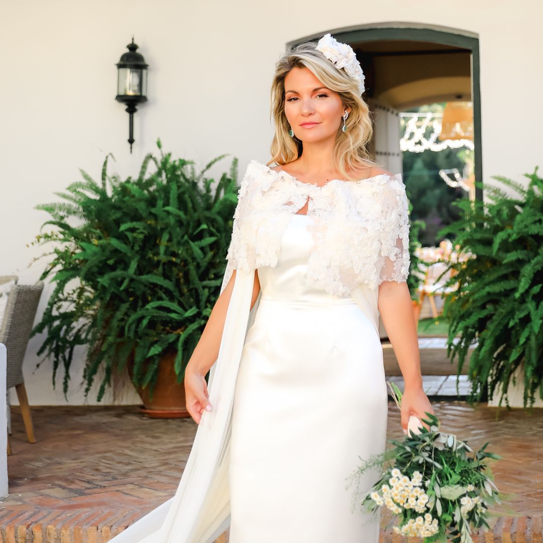 PRIMICIA. El vestido de novia de Cristina Serrano al detalle: de su traje con capa bordada a sus pendientes vintage