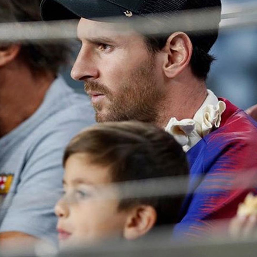 ¡Tarde de fútbol! Messi, lesionado, celebra con su hijo la victoria del Barça desde la grada