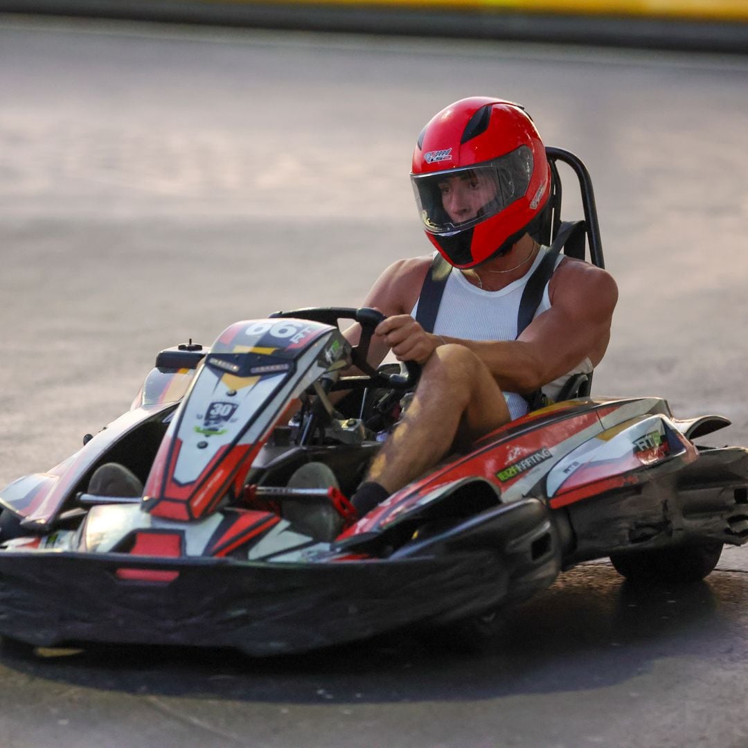 La cantante Aitana y Plex se divierten en un circuito de karts en Ibiza con un grupo de amigos. 29 de junio de 2025