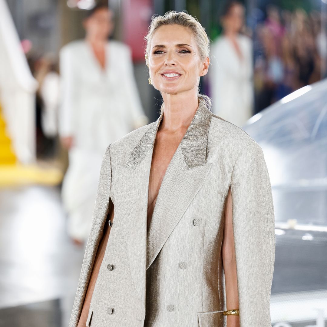 Modelo Judit Mascó en la pasarela con diseño de Pedro del Hierro 
