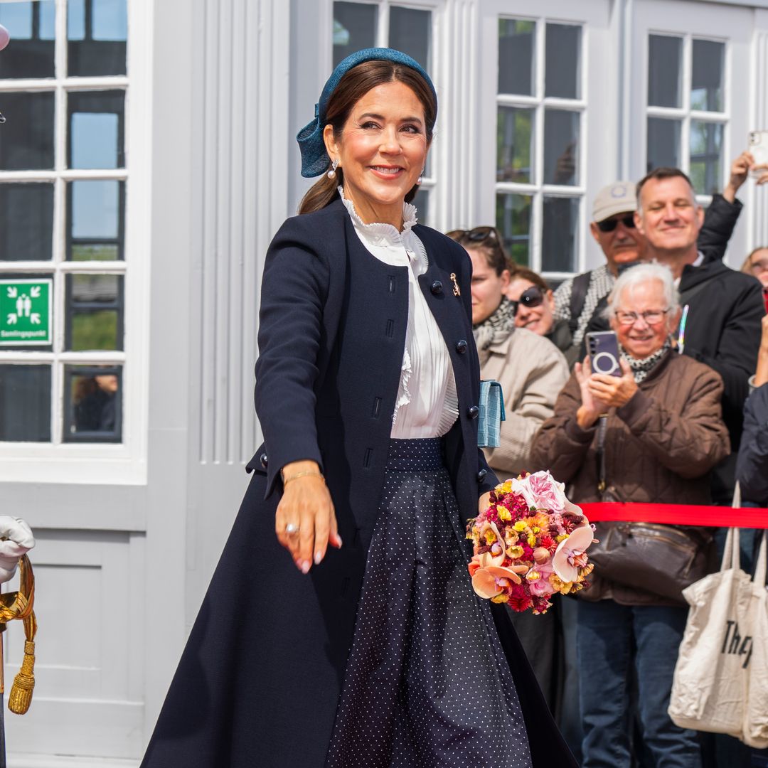 Mary de Dinamarca lleva con orgullo la falda que todas necesitamos en nuestro armario esta temporada