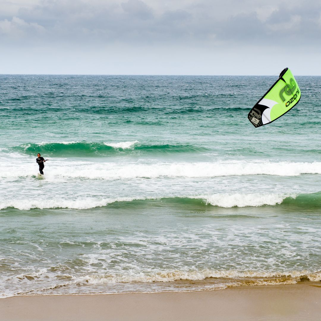 La práctica de los deportes como surf, paddle surf, kitesurf o kayak son habituales en A Lanzada, Galicia