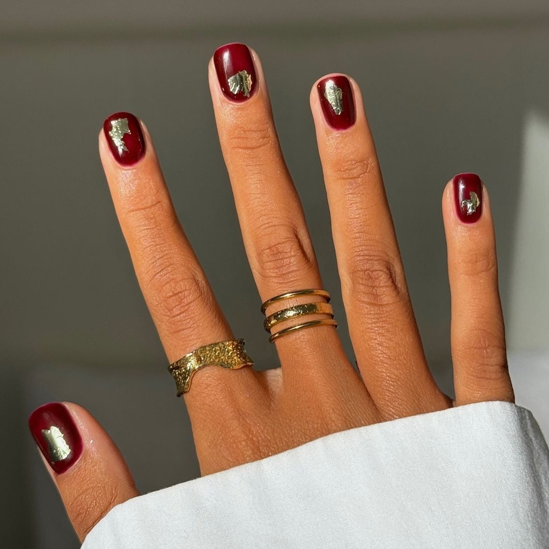 10 manicuras doradas: el toque festivo y minimalista que verás en todas las uñas este invierno