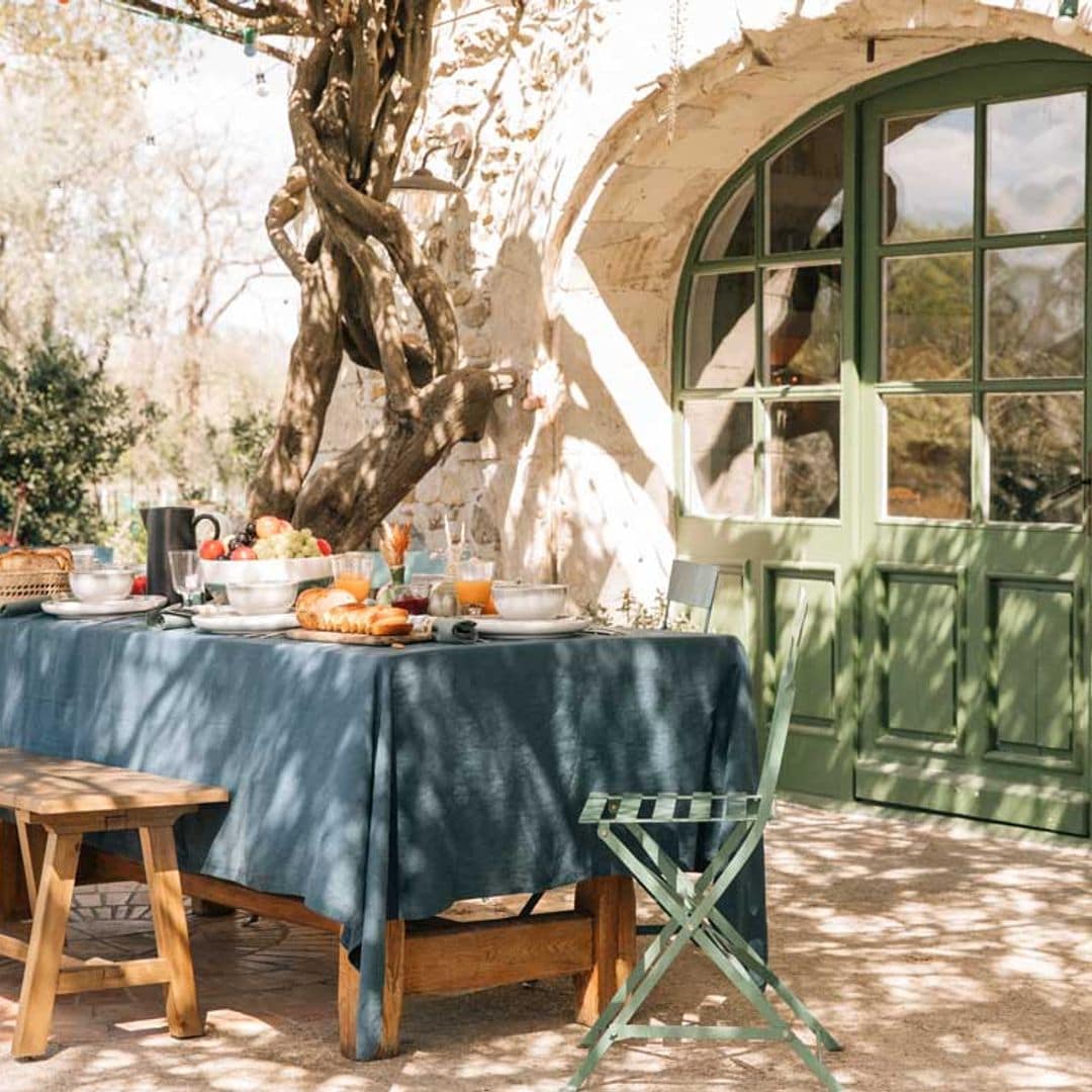 12 mesas para montar el comedor exterior según el momento del día y tu estilo ‘deco’
