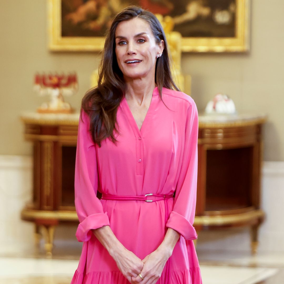 La reina Letizia, tras sus looks en blanco con el Papa, impacta con su vestido rosa 'oversize', perfecto para sus alpargatas españolas más llamativas