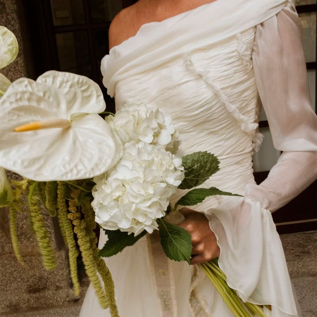 "Las flores blancas siguen siendo el símbolo más poderoso": así ha cambiado el ramo de novia, de amuleto contra malos espíritus a accesorio estrella