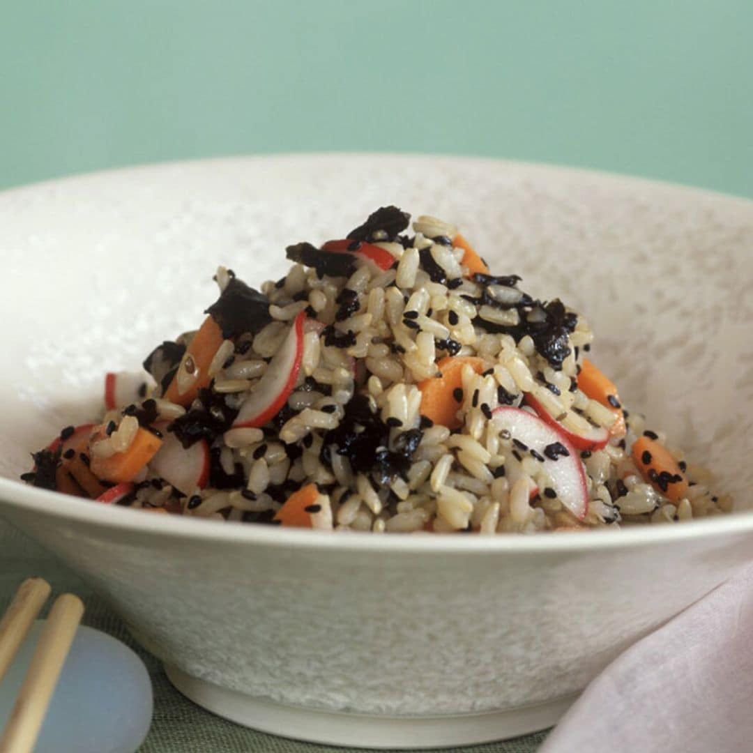Arroz con zanahoria, cebolleta, rábano y aceituna negra