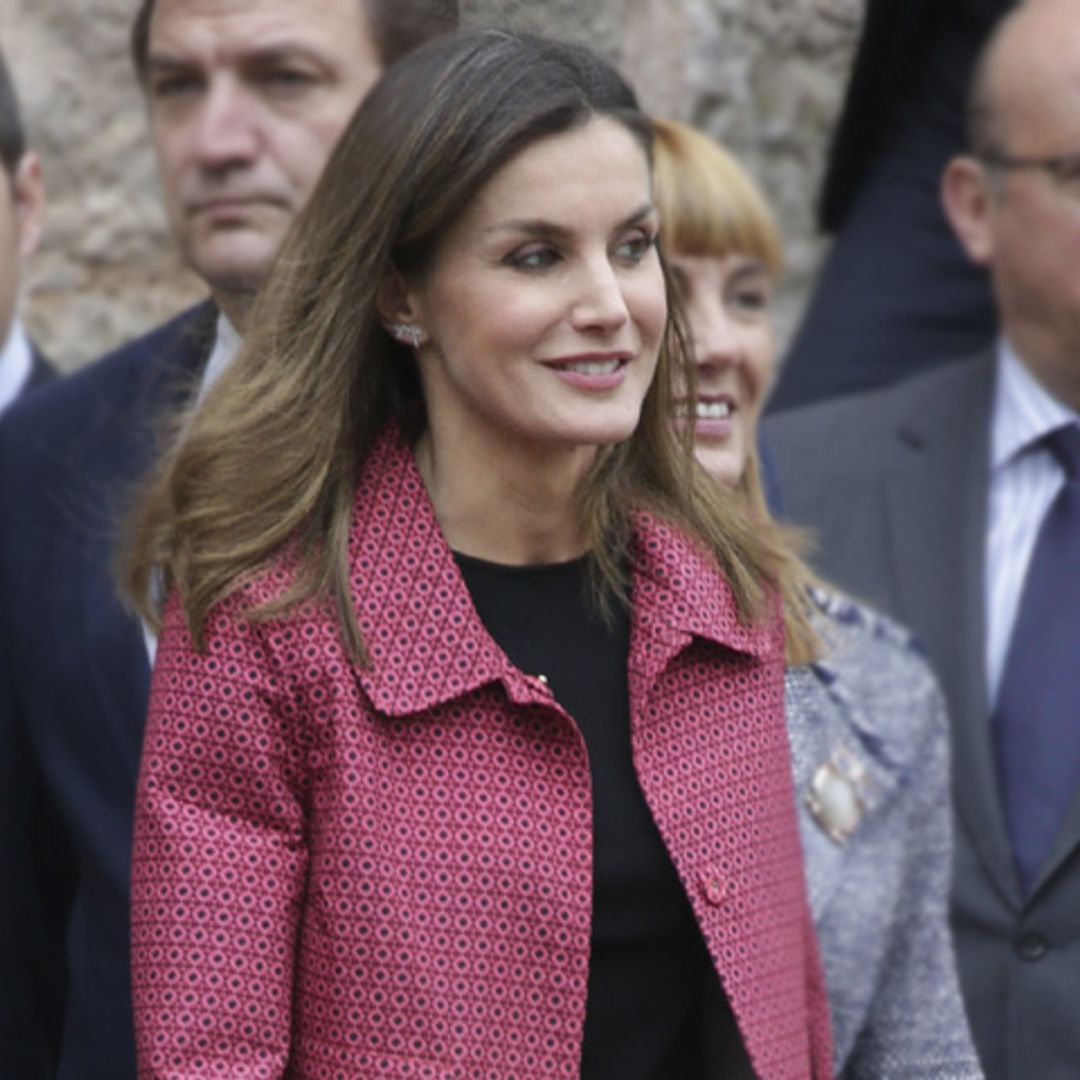 Doña Letizia juega al despiste con su último abrigo de primavera