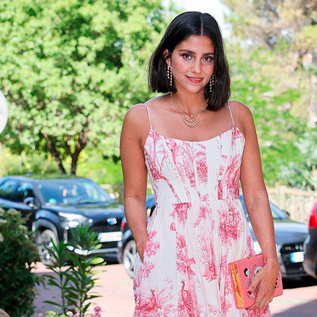 El look de invitada estampado de María García en la boda de su cuñada Lucía Páramo