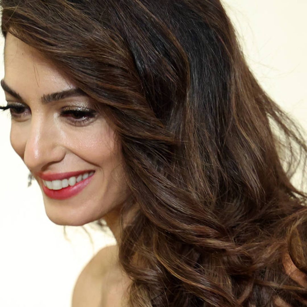 Las mechas 'english toffee' de Amal Clooney: el toque cálido en tendencia de las morenas este otoño