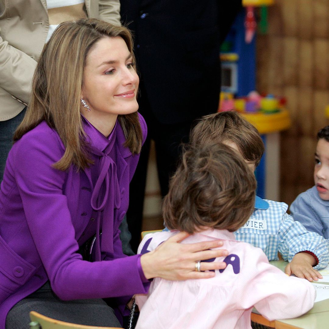 Así fue “la vuelta al cole” de la reina Letizia, hace 18 años, cuando aún era princesa: en vídeo, su emotivo reencuentro con sus excompañeras