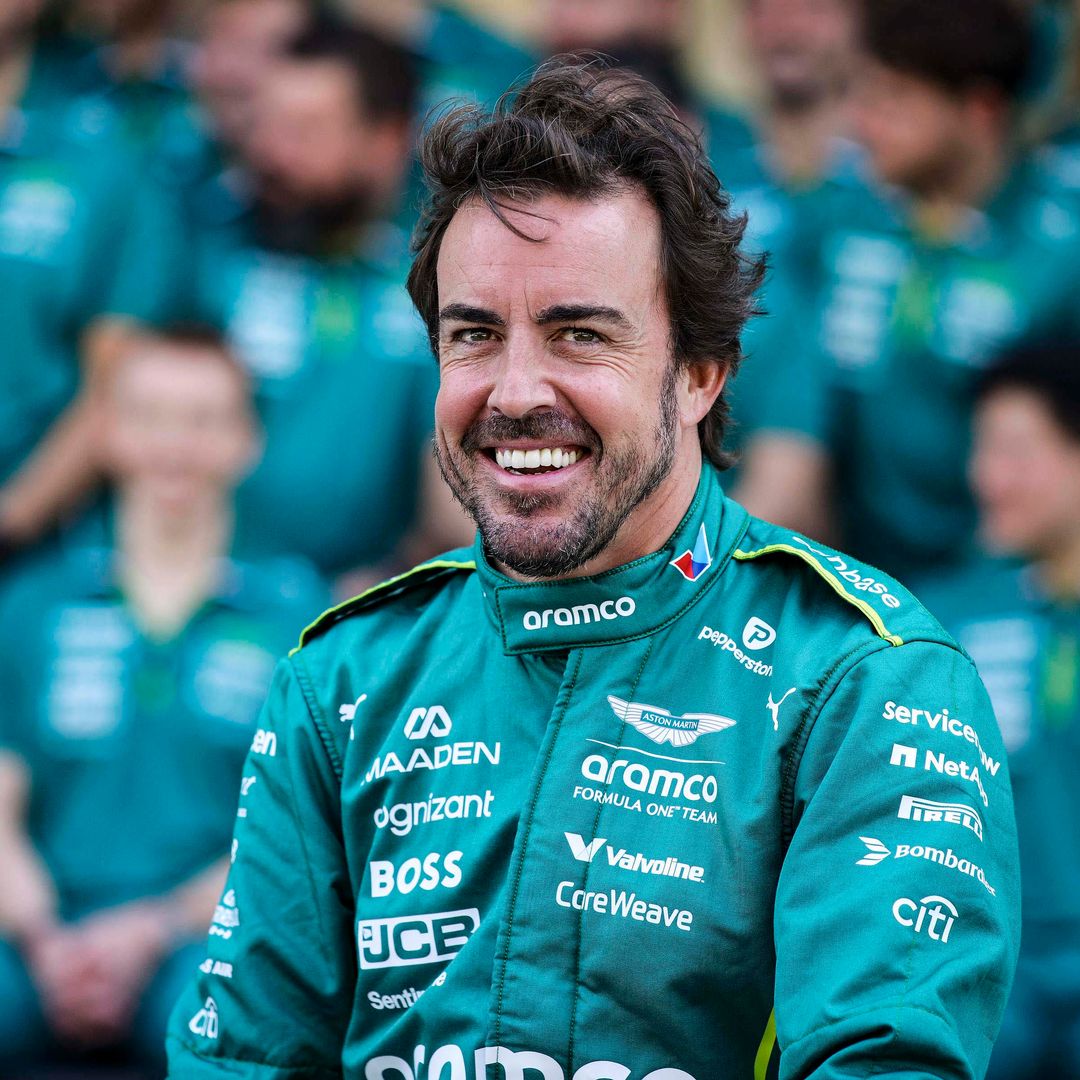 Fernando Alonso sonríe con su equipo Aston Martin en Abu Dhabi.