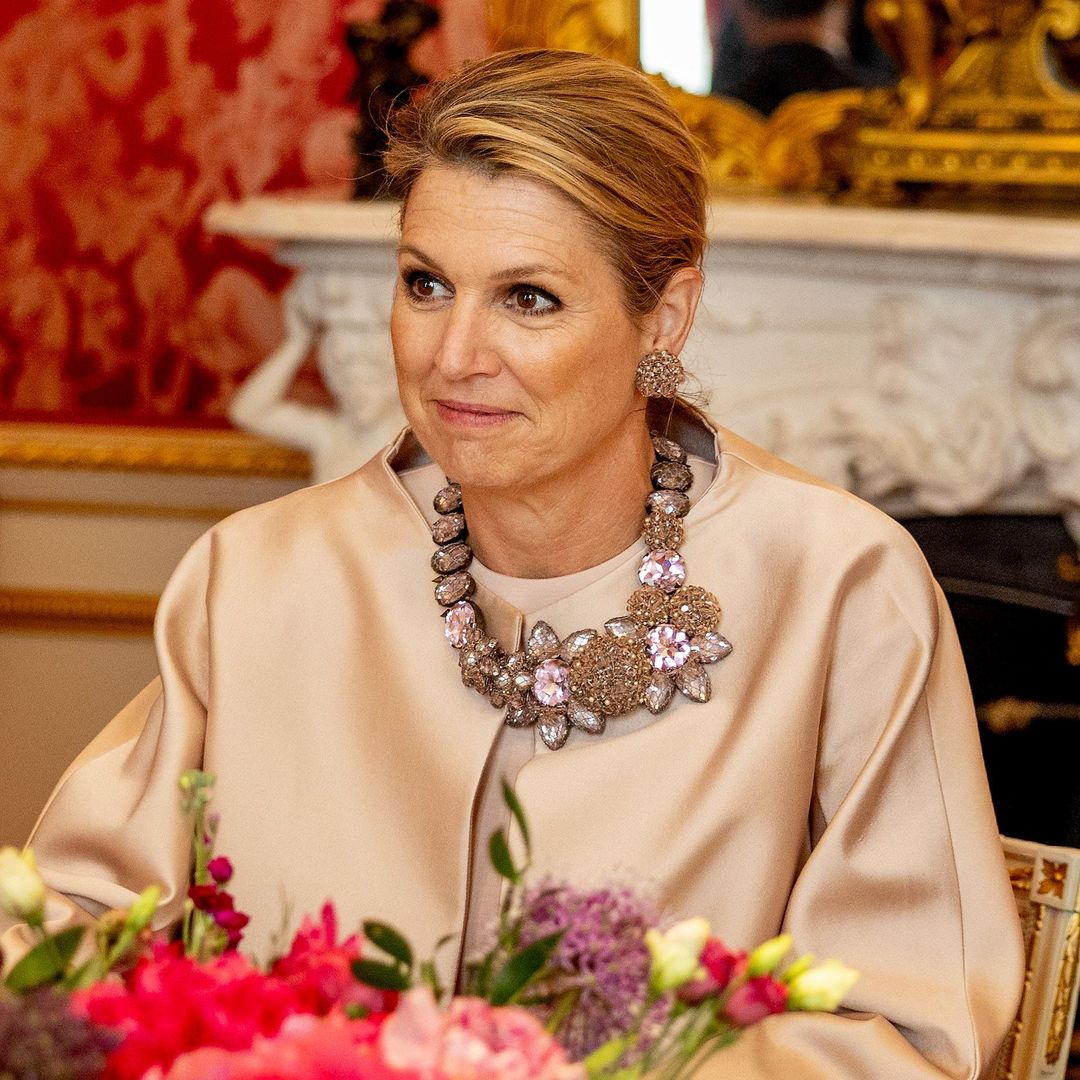 Máxima recupera 2 joyas fabulosas en 24 horas: el collar de decenas de cristales rosas y los pendientes de 15.000 euros
