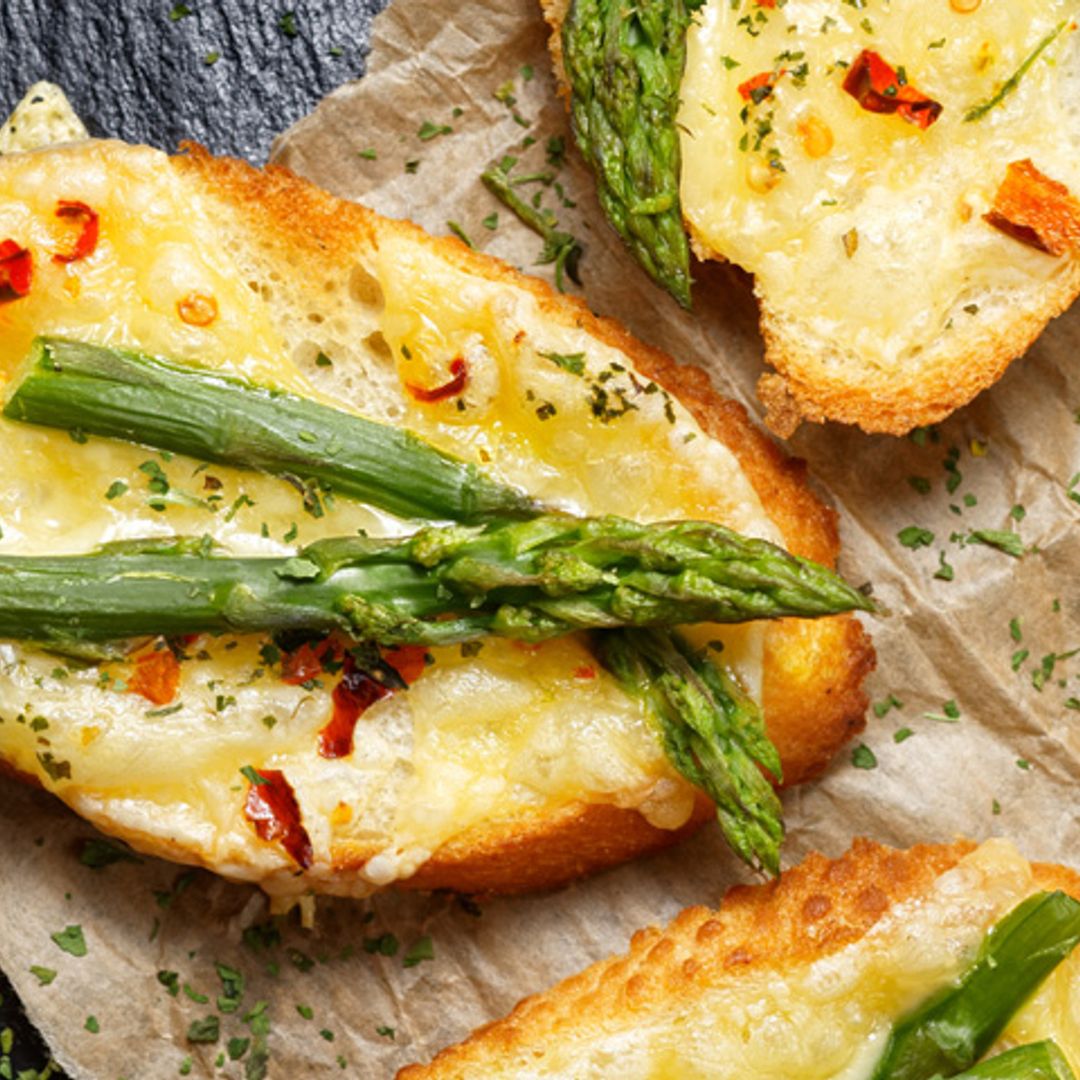 Tosta de queso manchego y espárragos