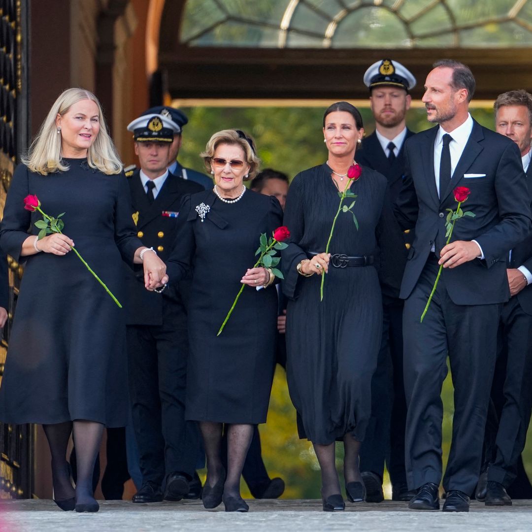 Mette-Marit y su primera aparición como reina de Noruega, del brazo de la reina Sonia como una hija más en su peor momento