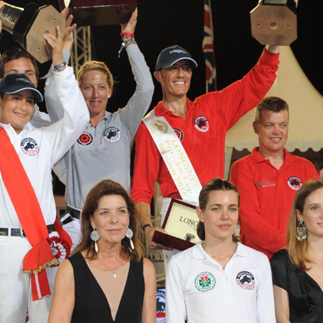 El equipo patrocinado por ¡HOLA! recibe ánimos de Alberto de Mónaco y su premio de manos de Carolina de Mónaco y Carlota Casiraghi