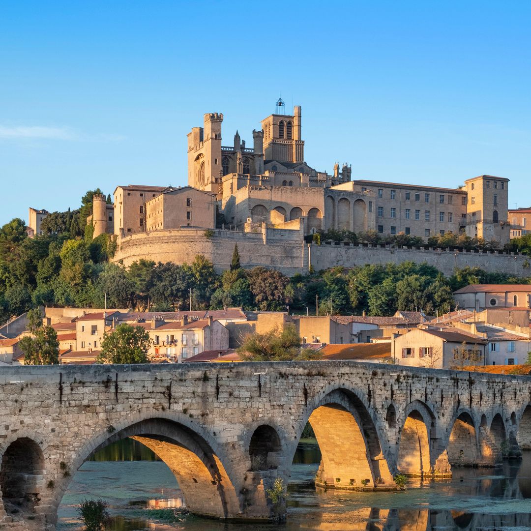 Iglesia de Saint-Nazaire y el puente antiguo en la ciudad fortificada de Béziers, situada en un acantilado sobre el río Orb.