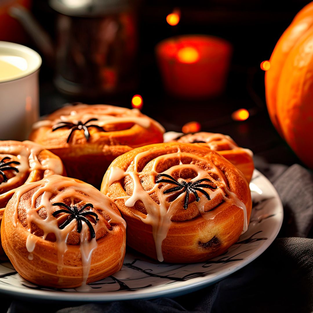 'Cinnamon rolls' glaseados con dulce de leche y arañitas de regaliz