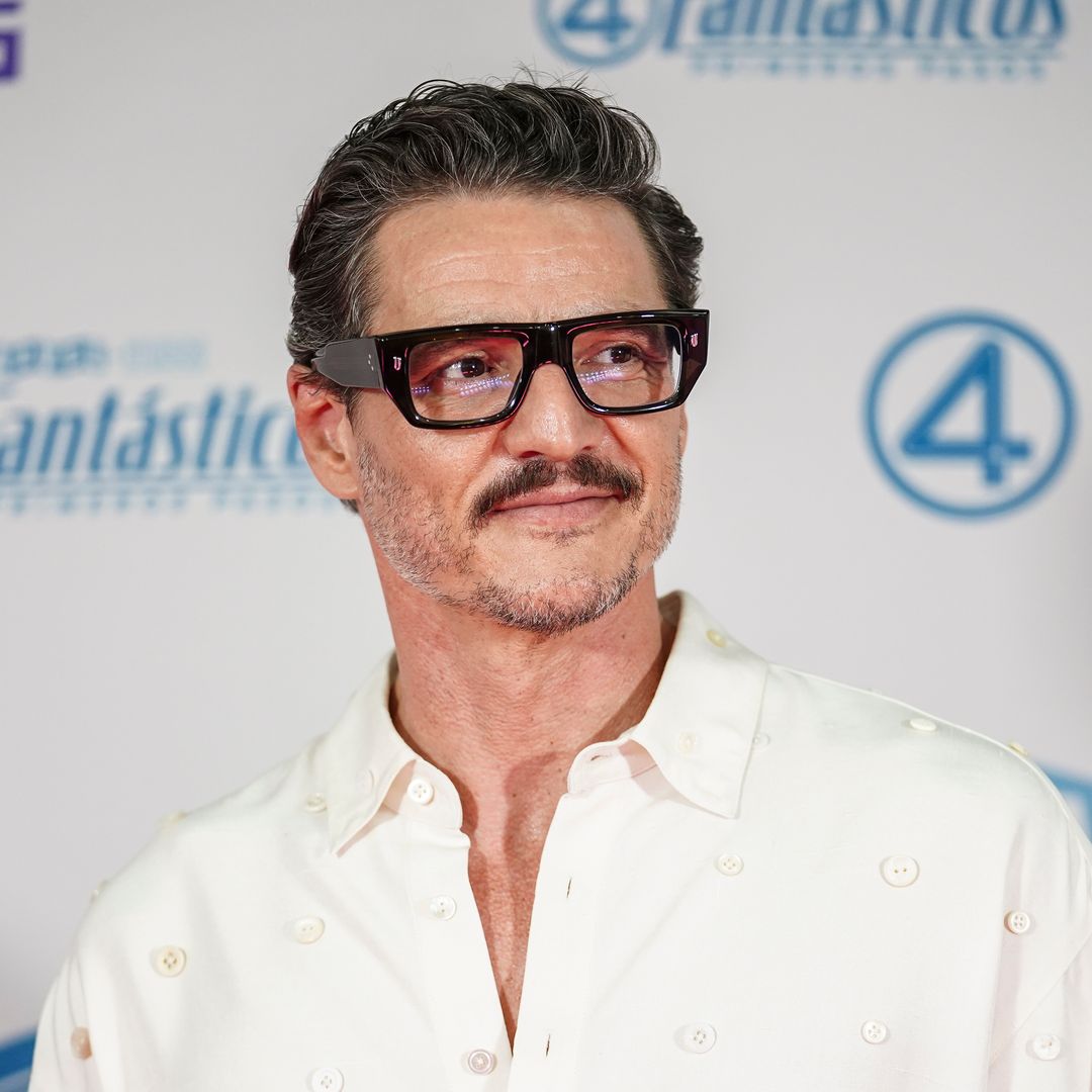 Pedro Pascal redefine la elegancia masculina en su llegada a la Ciudad de México