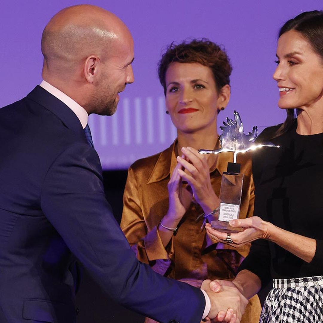 La reina Letizia entrega a Gonzalo Miró un premio póstumo a la memoria de su madre
