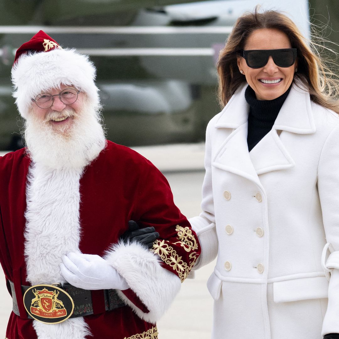 Melania Trump acapara las miradas en su estilosa aparición junto a Santa Claus