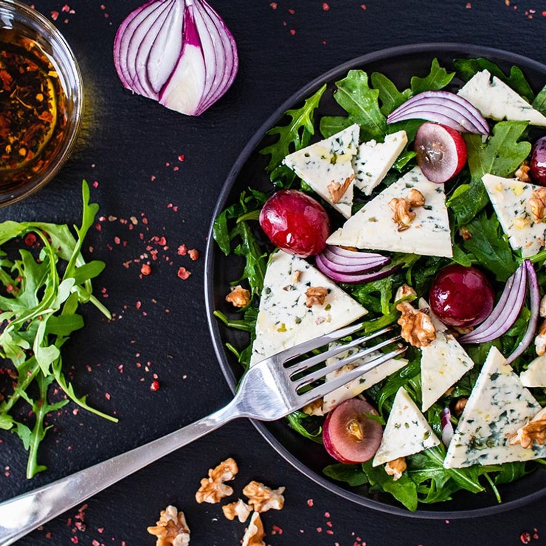 Ensalada verde con queso azul, nueces y uvas
