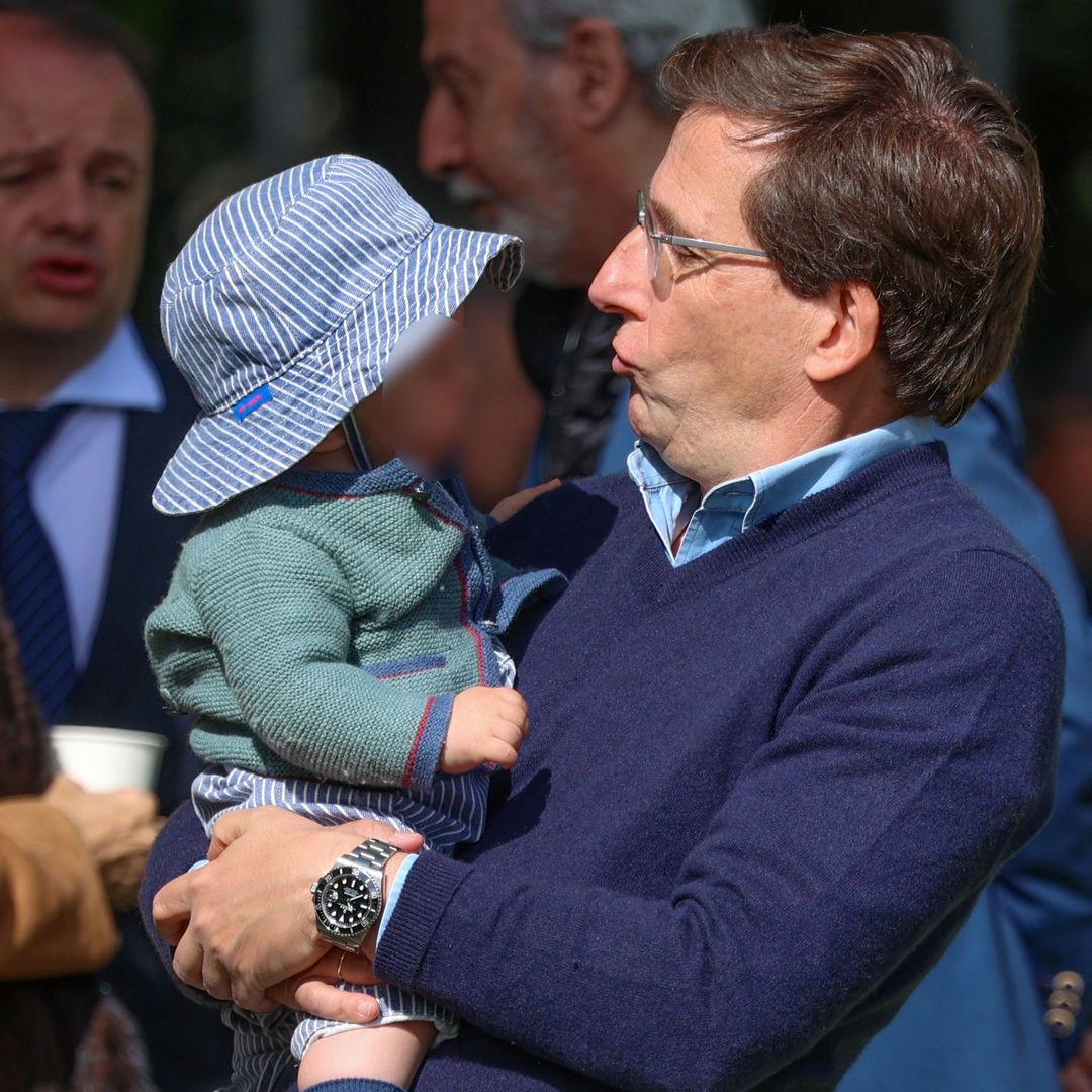 Las imágenes más familiares de José Luis Martínez-Almeida jugando con su hijo Lucas junto a su mujer, Teresa Urquijo