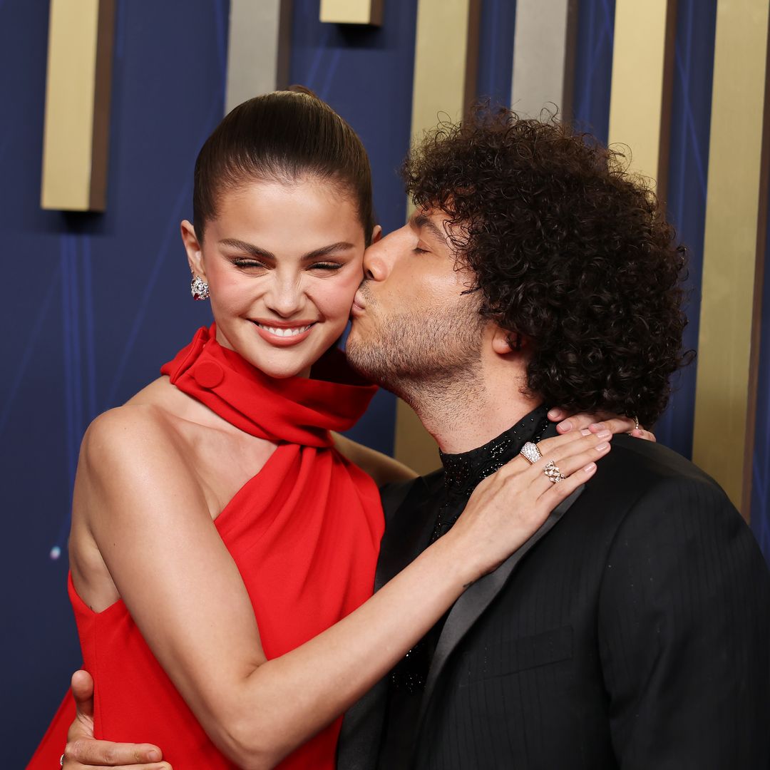 Selena Gomez apuesta por su color insignia para los Emmy Awards 2025