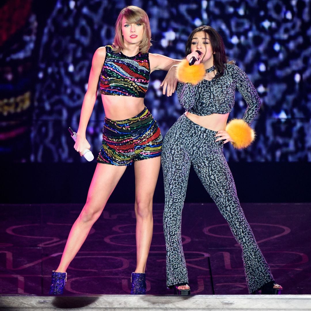 Las supuestas indirectas de Taylor Swift a Charli XCX en su nueva canción 'Actually Romantic'