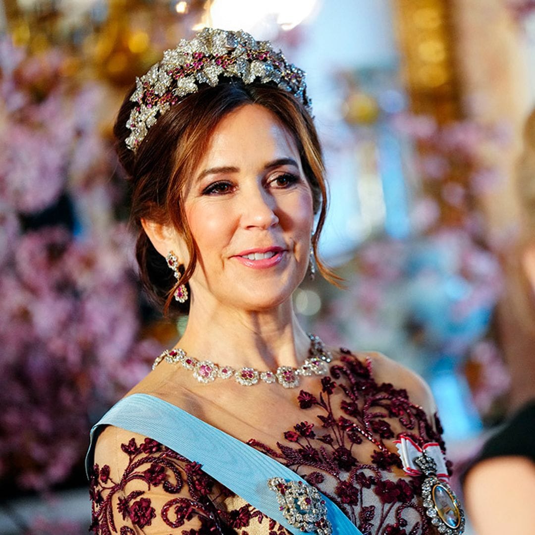 El broche ramillete, la tiara de rubíes y todas las joyas de Mary de Dinamarca en su viaje a Suecia