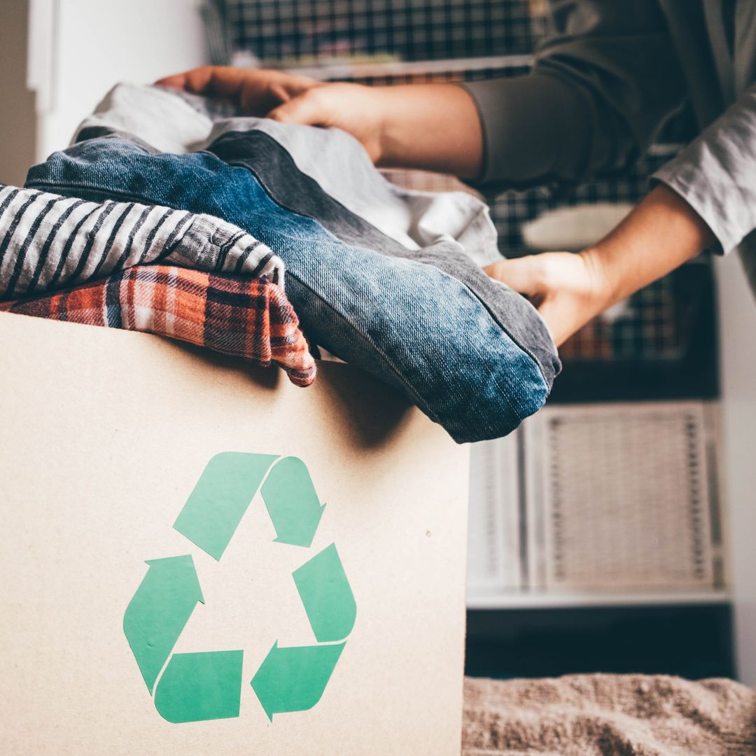 Reciclar ropa usada podría tener recompensa económica en España a partir de este año 2026
