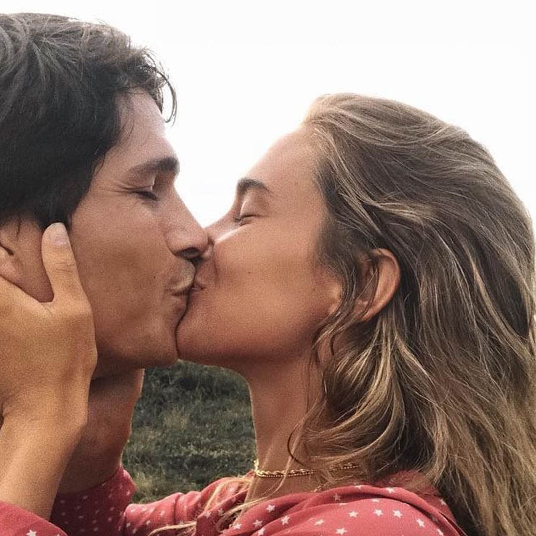 María Pombo celebra su millón de seguidores mientras su novio 'alucina'