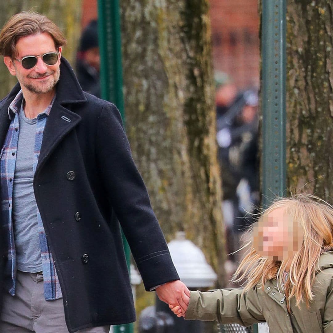 ¡La sonrisa le delata! Bradley Cooper disfruta de un animado paseo por Nueva York junto a su hija Lea
