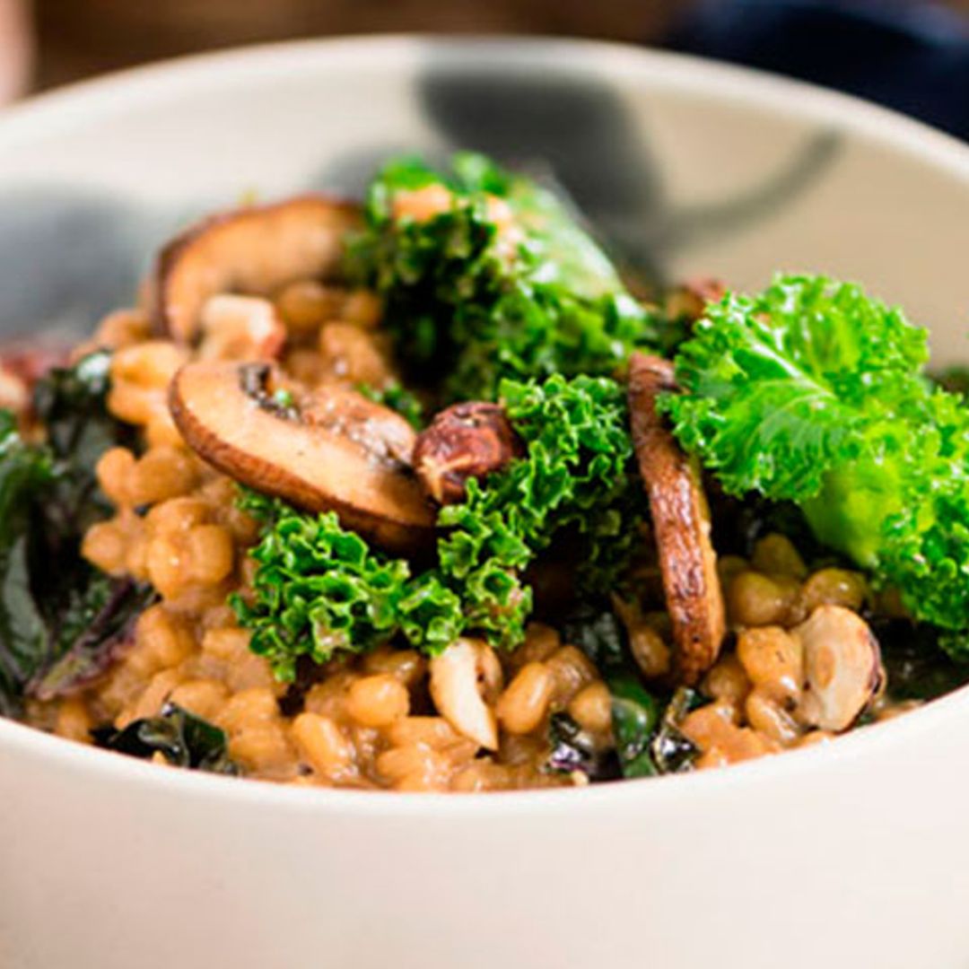 'Risotto' de cebada con kale y champiñones