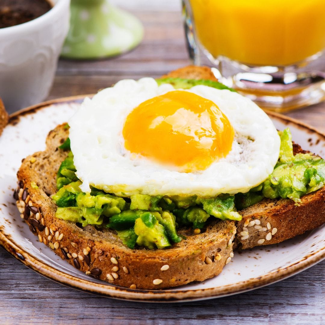 Tostadas con huevo para desayunar: 12 ideas deliciosas y altas en proteínas