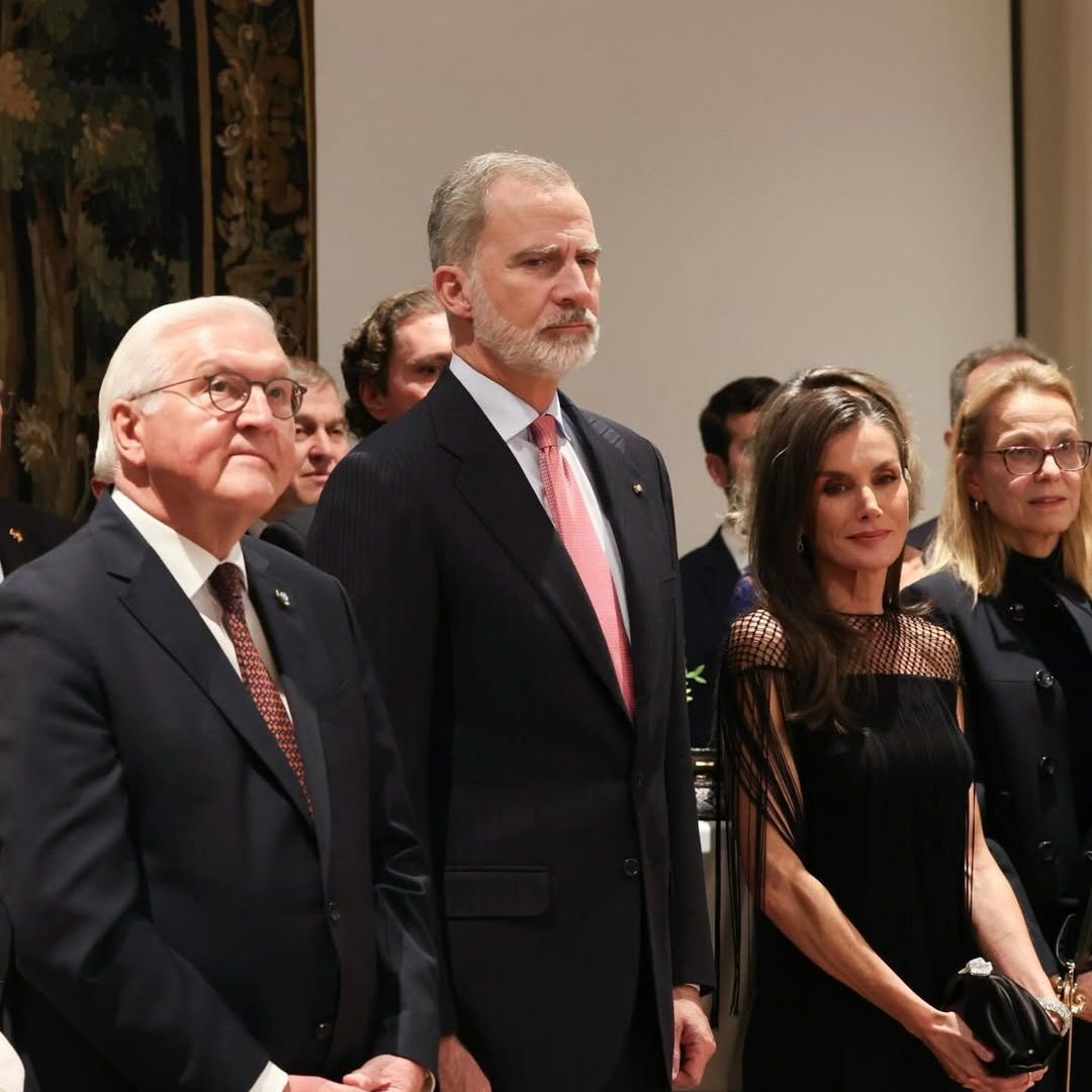 La reina Letizia, espectacular con un vestido de escote rejilla y cascada de flecos que homenajea al presidente de Alemania y su mujer