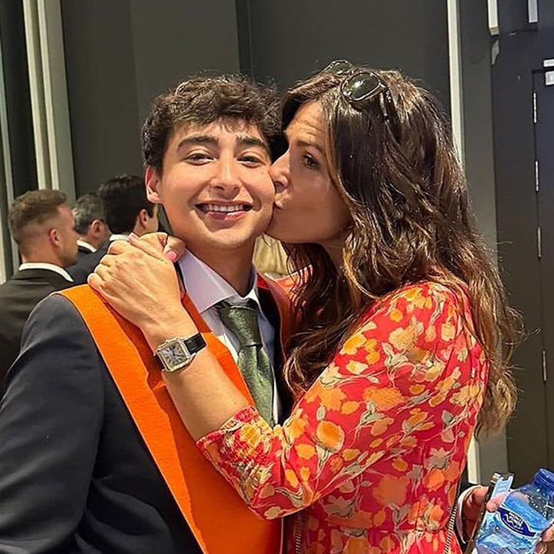 Nuria Roca y Juan del Val asisten orgullosos a la graduación de su hijo mayor, Juan, junto al resto de la familia