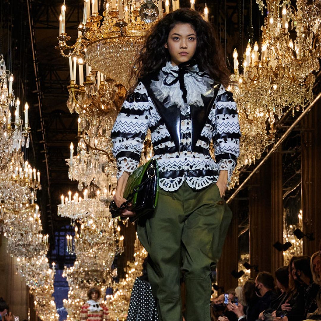 El viaje en el tiempo de Louis Vuitton con vestidos rococó, vaqueros y botines 'peep toe'