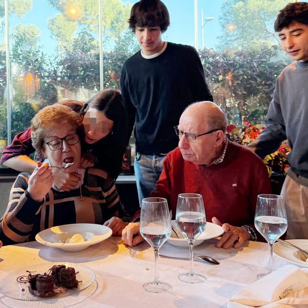 Los hijos de Nuria Roca y Juan del Val con sus abuelos paternos