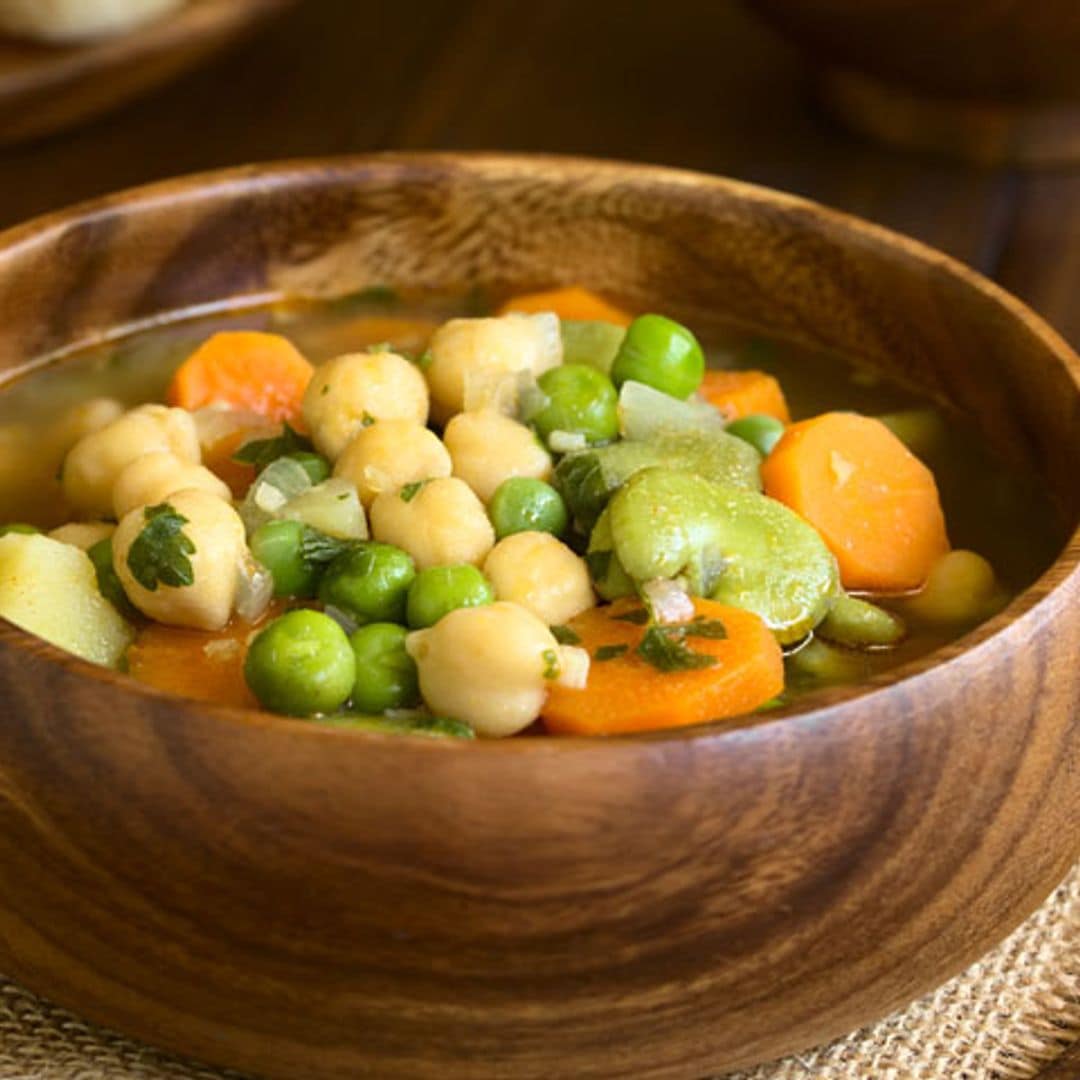 Sopa vegetariana de habas, guisantes y garbanzos