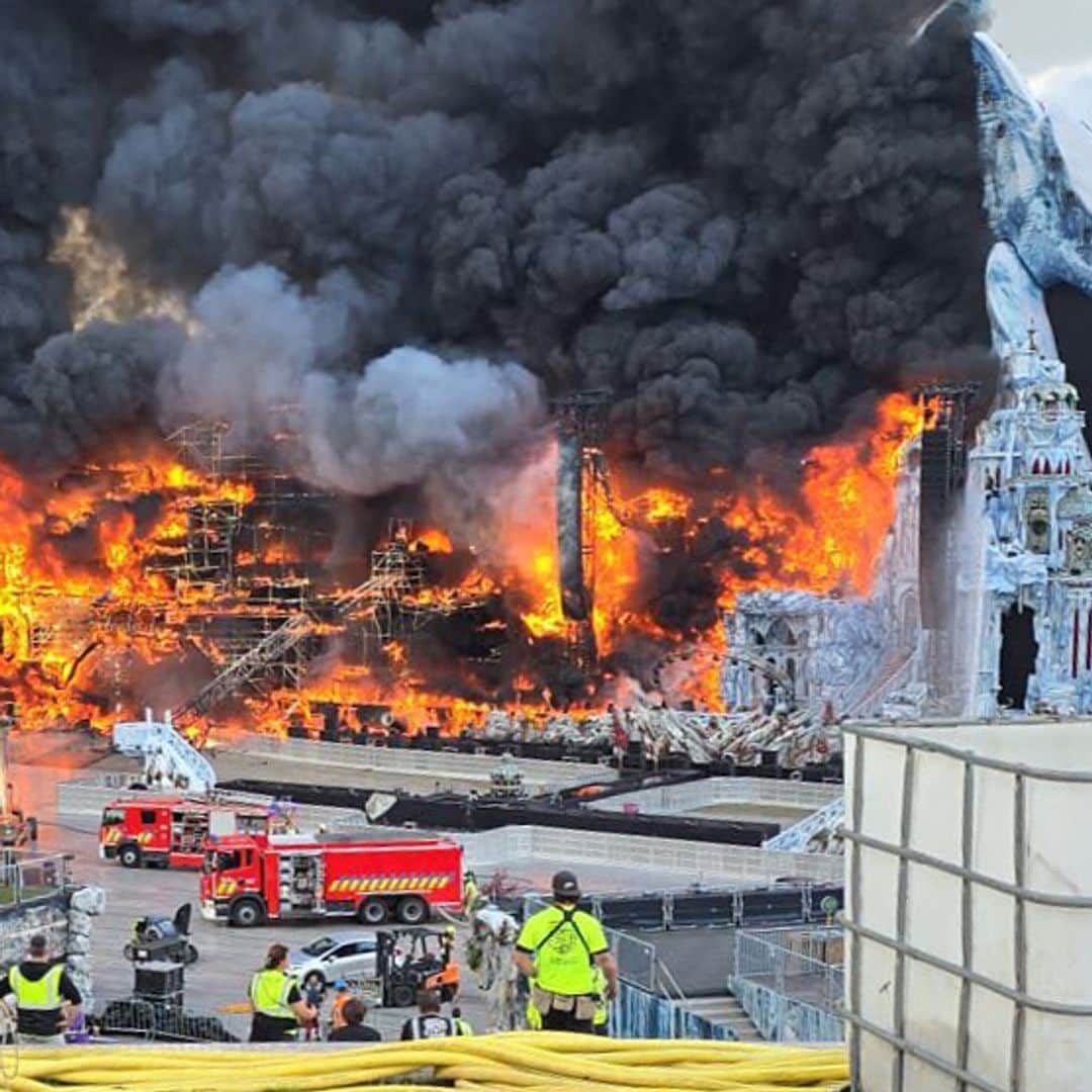 Tomorrowland 2025: las fotos del incendio que ha consumido el escenario principal, a dos días del festival