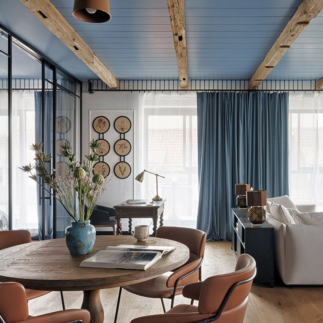 Ideas para sacar partido a un techo alto con una decoración original