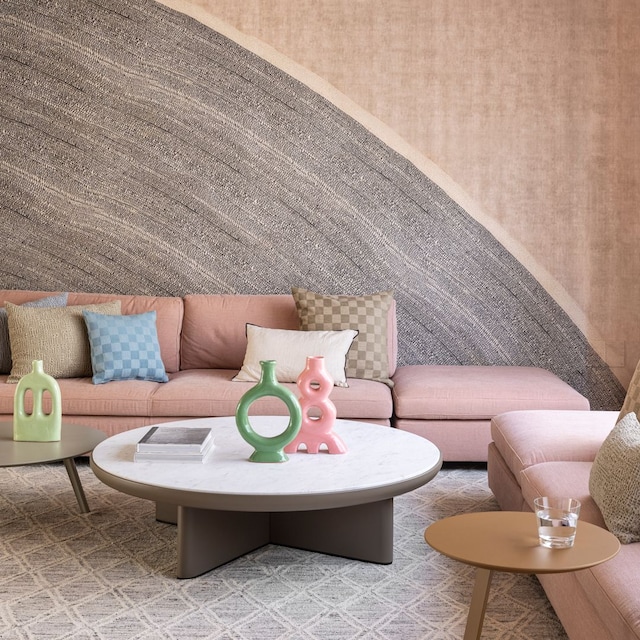 Salón con pared y techo decorados