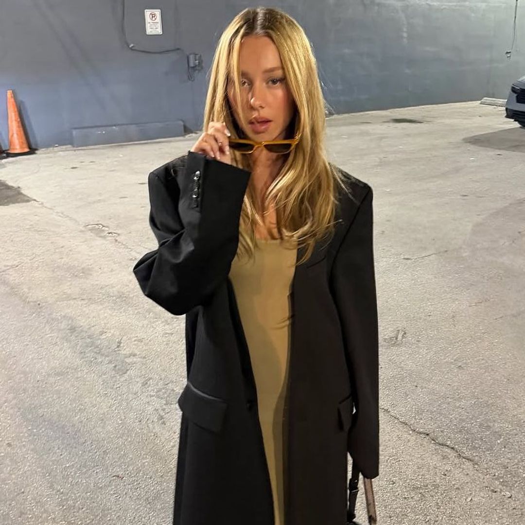Ester Expósito, una musa enamorada cuyo estilo evoluciona con guiños a Mbappé: vestido corto con estampado tropical