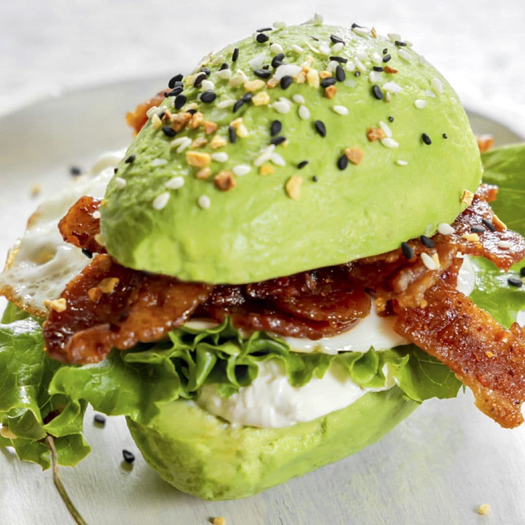 ‘Bocadillo’ de aguacate, beicon y huevo